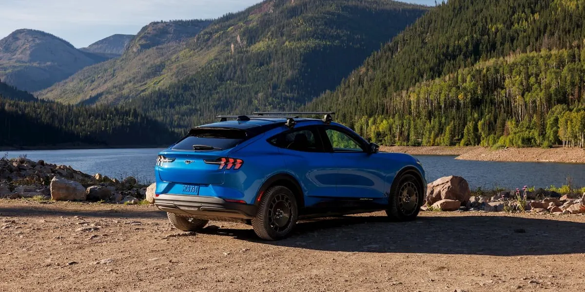 2027 Ford Mustang Mach‑E: стандартна 88 кВт·год, новий Trail і ціни від $42,040