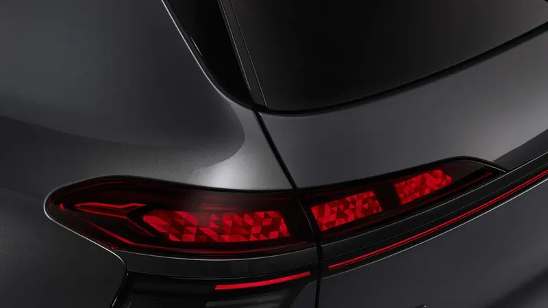 Audi Q9 дебютує з вигнутими цифровими OLED-ліхтарями — Audi називає їх першими у світі