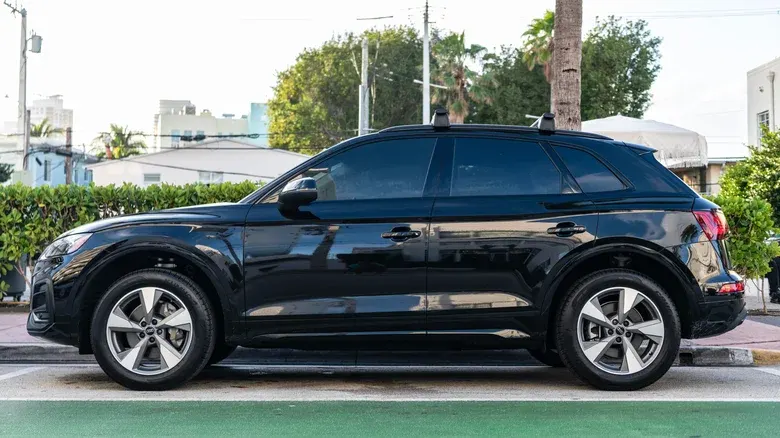 Audi Q7 збоку