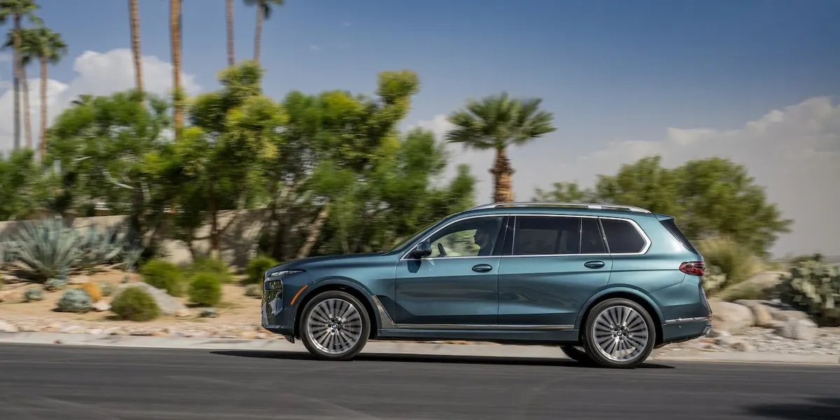 BMW готує трирядний електрокросовер iX7: дебют у 2027 році