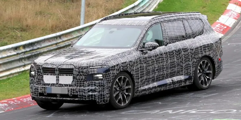 Замаскований BMW iX7 під час дорожніх випробувань