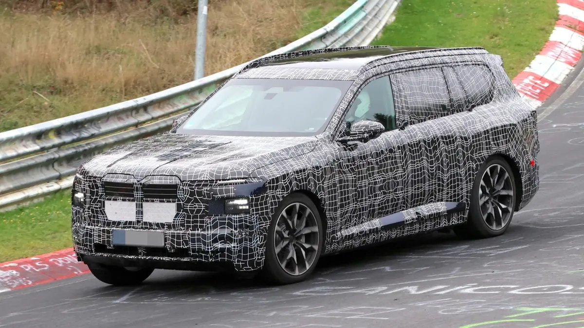 BMW iX7 помітили на Nürburgring: перший трирядний електрокросовер бренду