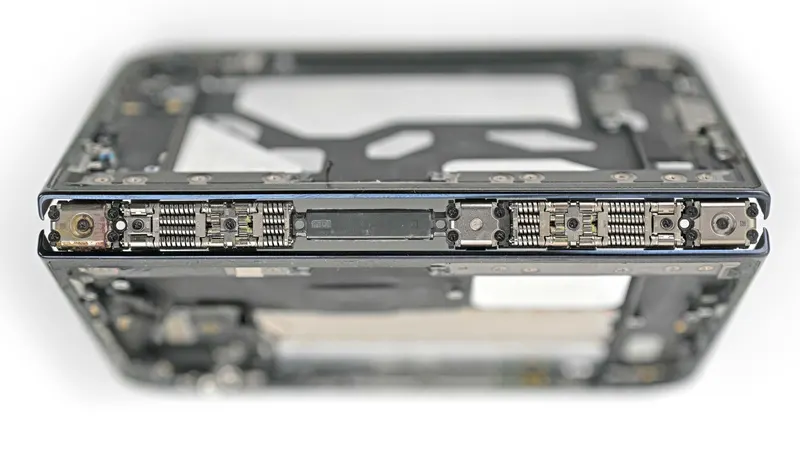 iFixit розібрав iPhone Duo: ймовірні причини тріщин екрана і оцінка 5/10