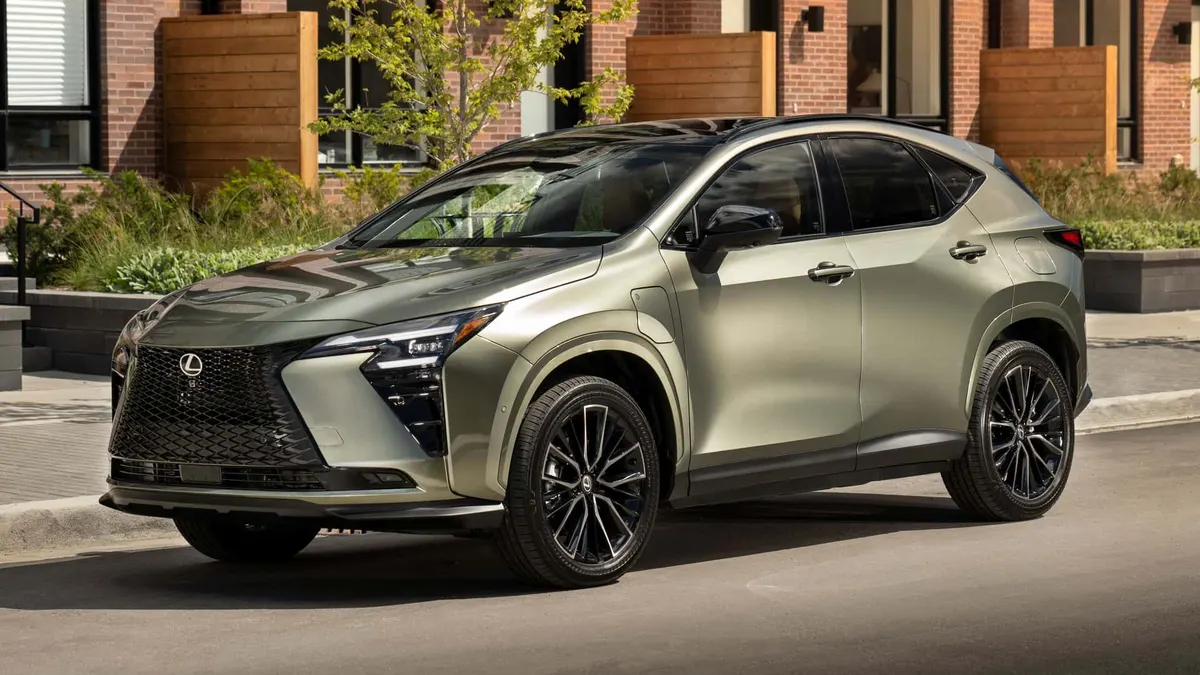 Lexus NX 2027 переходить лише на гібриди: більше потужності й швидке заряджання