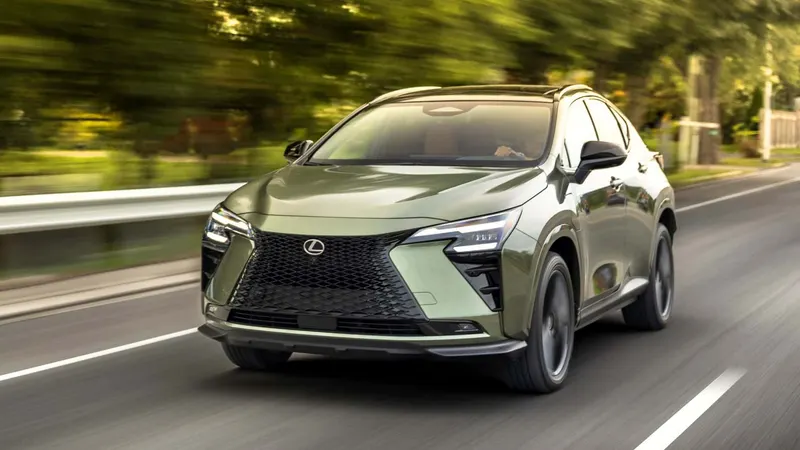 Lexus NX 2027 переходить лише на гібриди: більше потужності й швидке заряджання