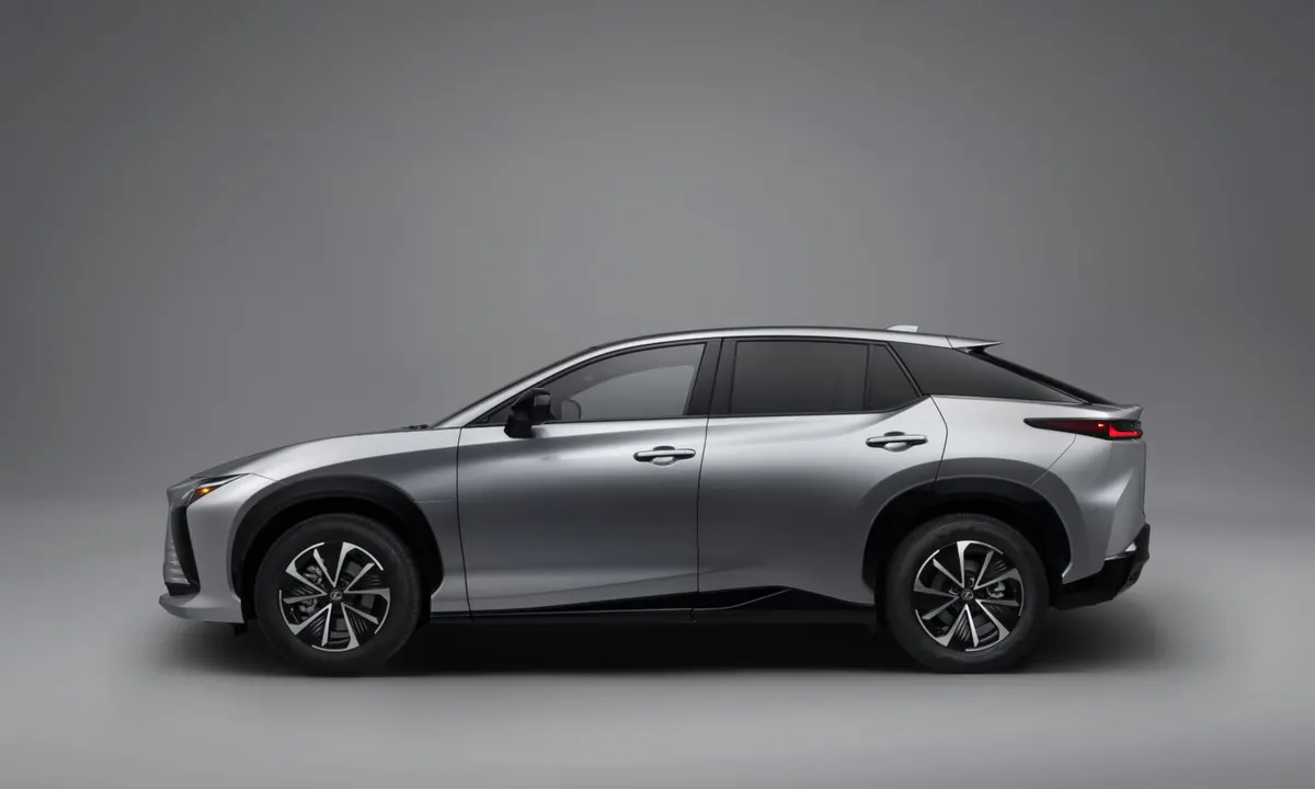 Lexus показав оновлений електричний кросовер RZ 2027 з трьома версіями