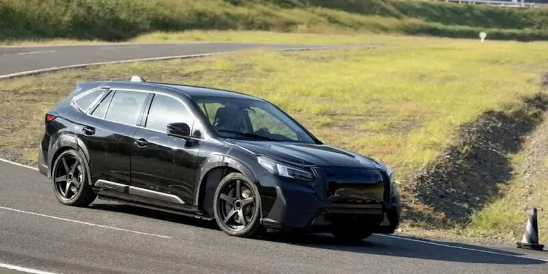 Камуфльований прототип Subaru на тестовій трасі