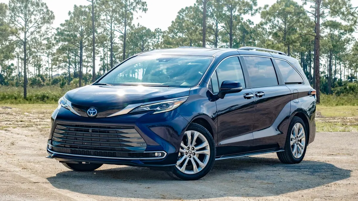 Toyota відкликає 228 тис. Sienna Hybrid у США через спинки другого ряду
