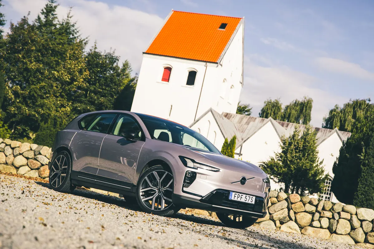 Volvo EX60: понад 50 тис. замовлень у Європі, але запуск виробництва буксує