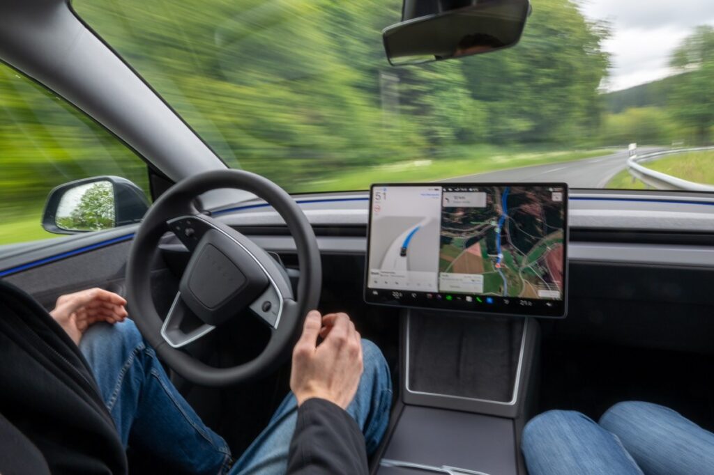 Tesla перейменувала Full Self-Driving на Assisted Driving у Європі
