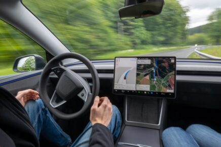 Tesla перейменувала Full Self-Driving на Assisted Driving у Європі